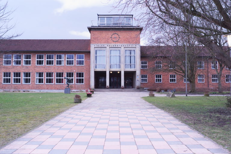 Pressemitteilung: Warme Mahlzeiten für Kieler Schüler*innen – Meilenstein im Schulbau 