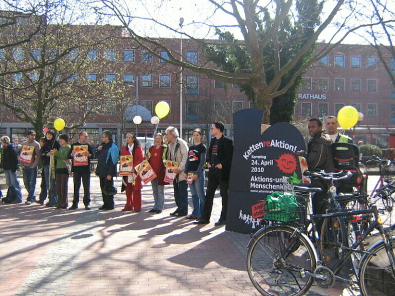 Erfolgreiche Minimenschenkette am 10. April, Kiel/Holstenplatz