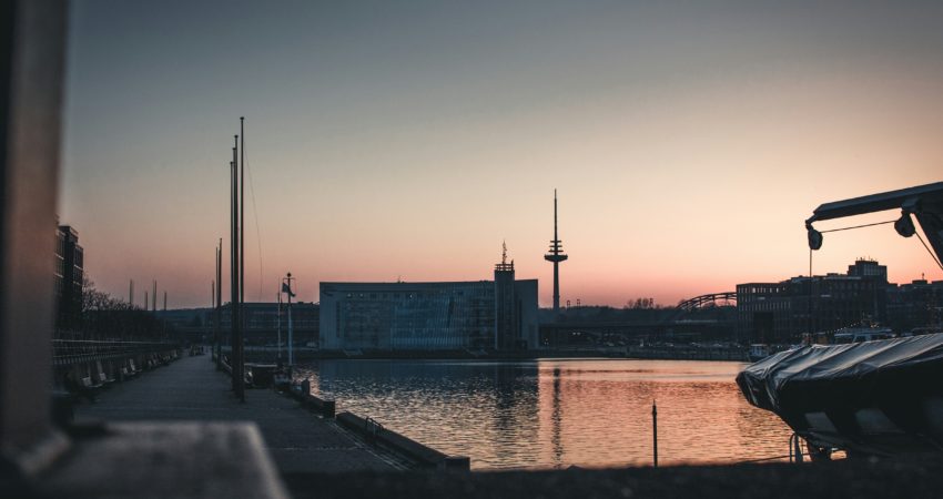 thomas-grams-UXIwAUKqj7A-unsplash